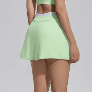 Vue détaillée de la jupe de tennis plissée taille haute à taille côtelée contrastée, sport.