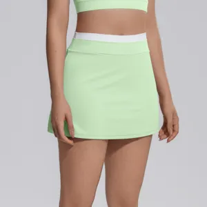 Vue rapprochée de la jupe de sport bicolore à taille haute avec une ceinture élastique côtelée.