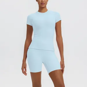 Vue détaillée du haut de yoga bleu clair respirant et du short slim taille haute