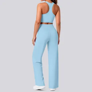 Rückansicht des hellblauen Sportsets mit Racerback-Trägern und hoher Taillen-Passform.