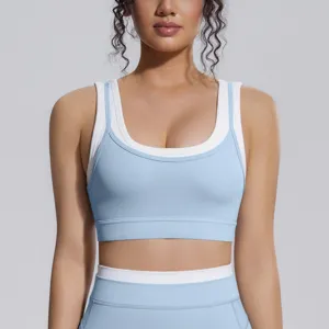 Vue détaillée d'un soutien-gorge de sport côtelé faux deux pièces en bleu clair et blanc.