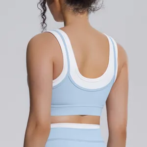 Vue détaillée de la brassière de sport pour femme avec design côtelé et bloc de couleur.