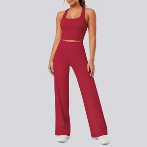 Rotes Fitness-Set Detail, Crop-Top und hochtaillierte weite Yoga-Hose, elastischer Stoff.