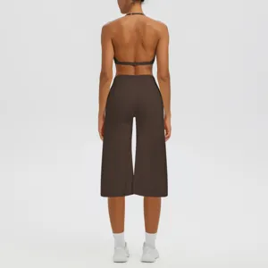 Ensemble de yoga marron dos nu avec brassière halter et pantacourt taille haute pour sport.