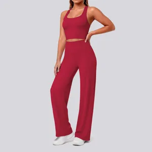 Rotes Fitness Yoga Set mit racerback Crop Top und bequemer hoher Taille für Sport.