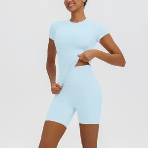 Vue détaillée de l'ensemble haut de yoga athlétique bleu clair et short taille haute de sport.