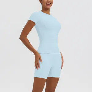 Ensemble haut de yoga respirant à manches courtes et short de fitness taille haute sport.
