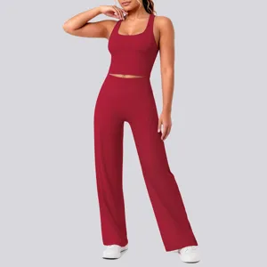 Unifarbener Racerback-Crop-Top und weite Yogahose Detailansicht, atmungsaktive elastische Sportbekleidung.