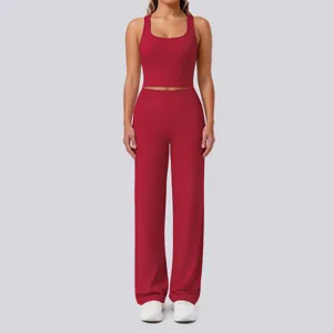 Detailansicht des roten Yoga-Sportsets mit Racerback-Crop-Top und High-Waist-Leggings.