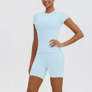 Détails de l'ensemble de yoga bleu clair respirant, montrant la coupe ajustée et le short.