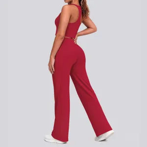 Detailansicht des roten nahtlosen Sport-Yoga-Crop-Tops und der passenden Hose, atmungsaktiv.