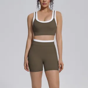 Detail view of the seamless color-block yoga set featuring a stylish back and soft fabric.
