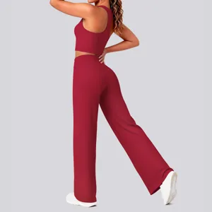 Rotes rückenfreies Sport-Top und weite Yogahosen Set, ideal für Fitness und Lauftraining.