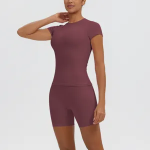 Ensemble haut de yoga manches courtes et short de course taille haute respirant sport détails.