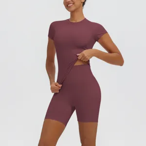Haut de yoga bordeaux à manches courtes et short de course taille haute pour sport fitness.