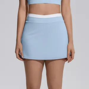Jupe de sport taille haute avec ceinture contrastée côtelée blanche pour tennis et yoga.