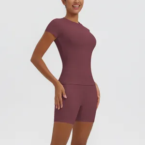 Haut court bordeaux respirant et short de yoga taille haute détail de vêtement de sport.