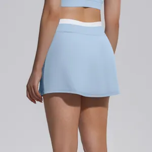 Jupe de tennis sportive bleu clair avec taille haute côtelée blanche et détail anti-voyeur.