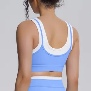 Soutien-gorge de sport côtelé bicolore effet superposé, vue détaillée du dos et de la coupe.