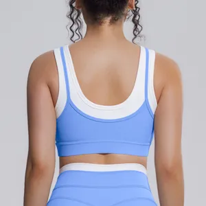 Détail de vue arrière de la brassière de sport fausse deux pièces, haut de yoga côtelé.