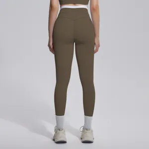 Vue arrière détaillée du legging de yoga taille haute avec ceinture contrastée pour sport.