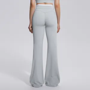 Détail de dos du pantalon de yoga évasé taille haute, tissu doux, ceinture contrastée.