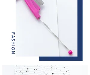 Detaillierte Nahaufnahme des DIY-Perlen-Flohkamms für Haustiere mit feinen Metallzähnen und roze Greep.
