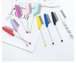 DIY Perlen Haustier Flohkamm mit feinen Metallzähnen und buntem Kunststoffgriff für Hunde.