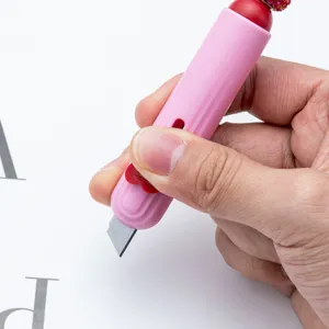 Couteau de bureau rose en forme de stylo avec curseur cœur et perle pour ouvrir les colis.