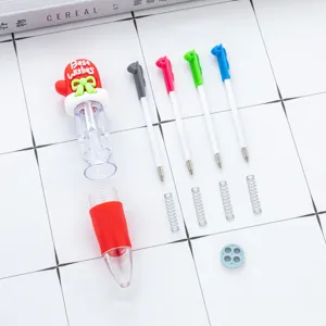 Simpatica penna a sfera multicolore 4 in 1 natalizia, design smontato con ricariche.