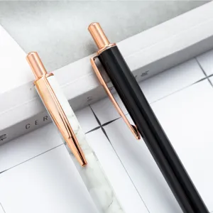 Metall Kugelschreiber versenkbar mit Marmormuster und schwarzem Design für Geschenke.