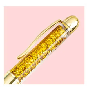 DIY lege kristallen balpen detail met gouden glitters en metalen clip ontwerpelementen.