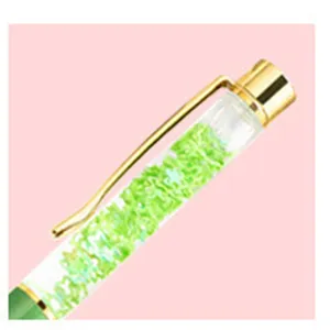 Detailopname van de DIY lege balpen met groene glittervulling en gouden clipontwerp voor kopers.