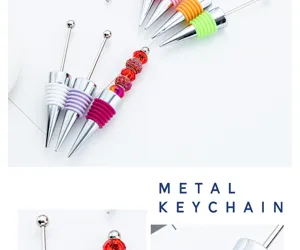 Vista dettagliata di tappi per bottiglie di vino in metallo fai da te con anelli in silicone.