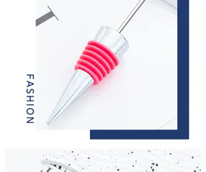 Tappo per vino in metallo fai da te con anelli in silicone rosa per bottiglia.