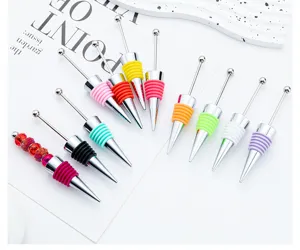 Primo piano dettagliato di tappi per vino colorati in silicone e metallo con stelo.