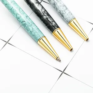 Set van drie balpennen met marmerpatroon en gouden metalen punten voor creatief schrijven.