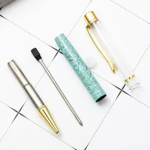 DIY kristalen lege pen set plat gelegd met marmerpatroon houder en metalen onderdelen.