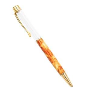 DIY lege balpen met marmerpatroon hars onderkant en glanzende gouden metalen accenten