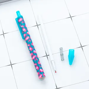 Intrekbare balpen met trendy roze luipaardprint patroon, lichtgewicht kunststof voor studenten.