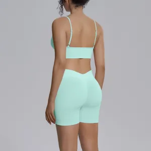 Conjunto de yoga sin costuras liso espalda descubierta detalle con top corto y shorts.