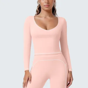 Detailansicht des pinken Damen Sportoberteils und Leggings mit weißem Paspeldesign.
