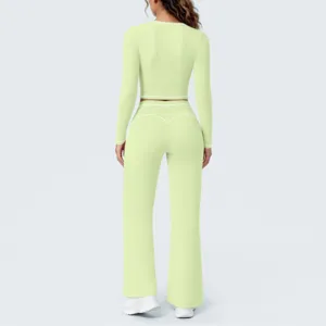 Rückansicht des hellgrünen Langarm-Crop-Tops und Schlag-Yogahosen-Sets für Sport.