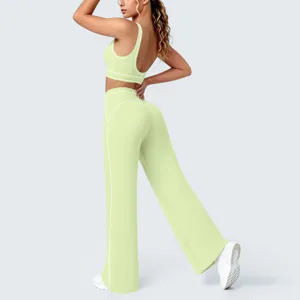Primo piano del set yoga verde chiaro con profili a contrasto, reggiseno sportivo e pantaloni.