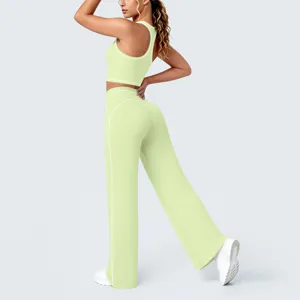 Détail ensemble de yoga vert à liserés, haut de sport et pantalon évasé pour fitness running.