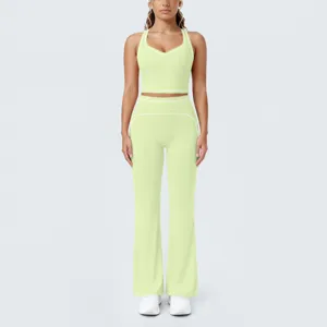 Top court nageur à passepoils contrastés et pantalon de yoga évasé ensemble fitness.