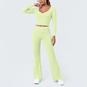 Details des hellgrünen Langarm-Crop-Tops und Schlaghosen-Sets mit Kontrastpaspeln.