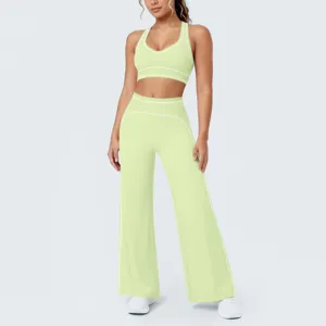 Dettaglio del set da yoga sportivo verde chiaro con reggiseno e pantaloni larghi.