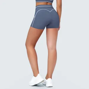 Achterkant details van elastische yoga korte broek met contrastpiping voor sport.