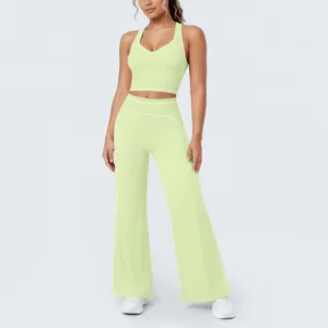 Passepoil couleur contrastée haut court de yoga dos nageur et pantalon large ensemble fitness détail.